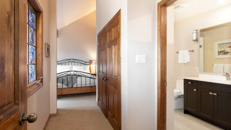 Northern Lights Large Townhome Near Village w/ Hot Tub, Parking, & Views - Whistler, Canada