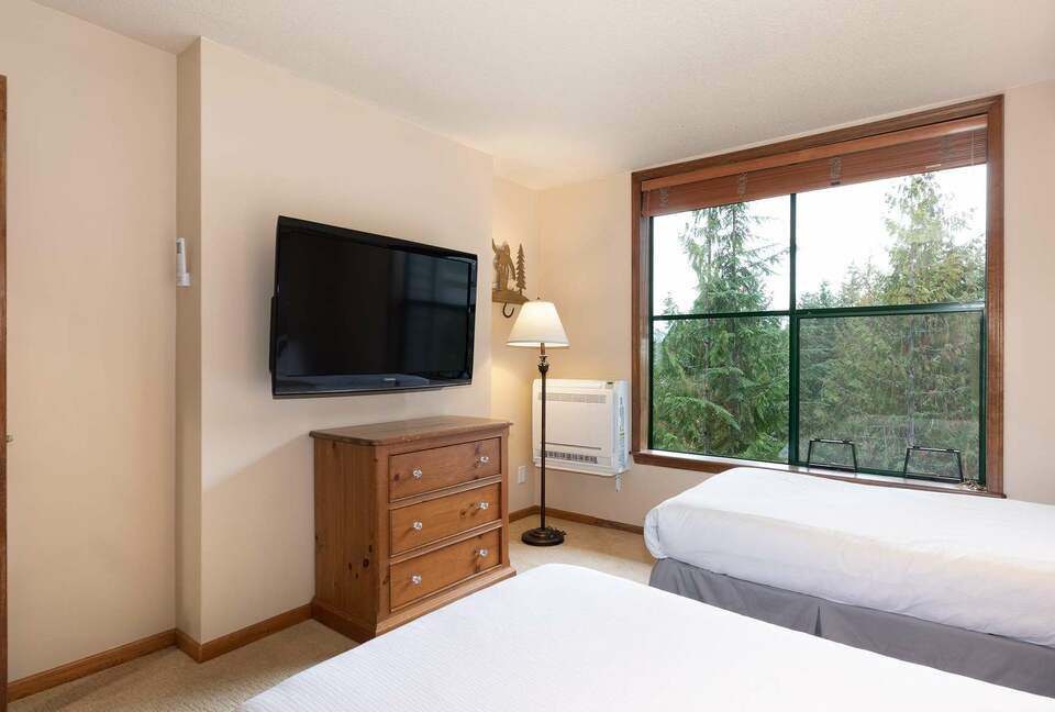 Northern Lights Large Townhome Near Village w/ Hot Tub, Parking, & Views - Whistler, Canada