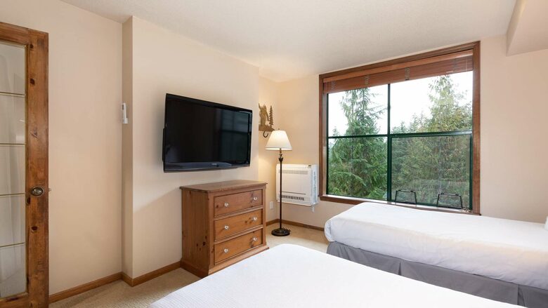 Northern Lights Large Townhome Near Village w/ Hot Tub, Parking, & Views - Whistler, Canada