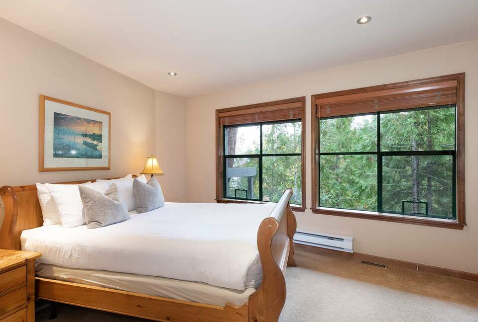 Northern Lights Large Townhome Near Village w/ Hot Tub, Parking, & Views - Whistler, Canada