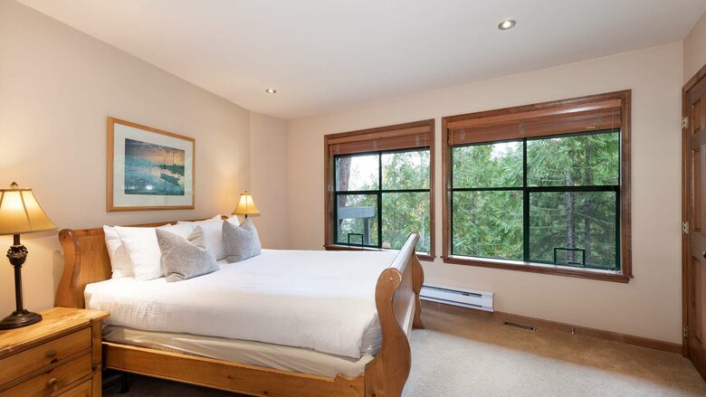 Northern Lights Large Townhome Near Village w/ Hot Tub, Parking, & Views - Whistler, Canada