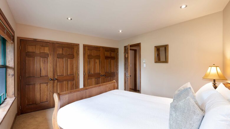 Northern Lights Large Townhome Near Village w/ Hot Tub, Parking, & Views - Whistler, Canada