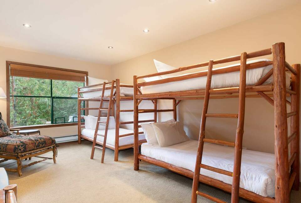 Northern Lights Large Townhome Near Village w/ Hot Tub, Parking, & Views - Whistler, Canada