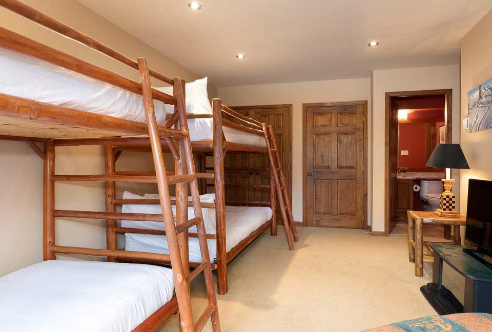 Northern Lights Large Townhome Near Village w/ Hot Tub, Parking, & Views - Whistler, Canada