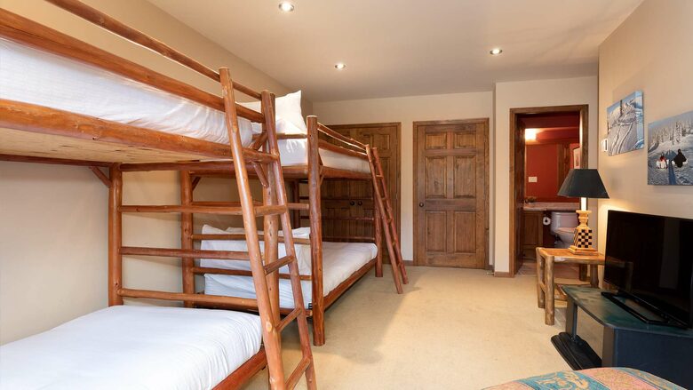 Northern Lights Large Townhome Near Village w/ Hot Tub, Parking, & Views - Whistler, Canada