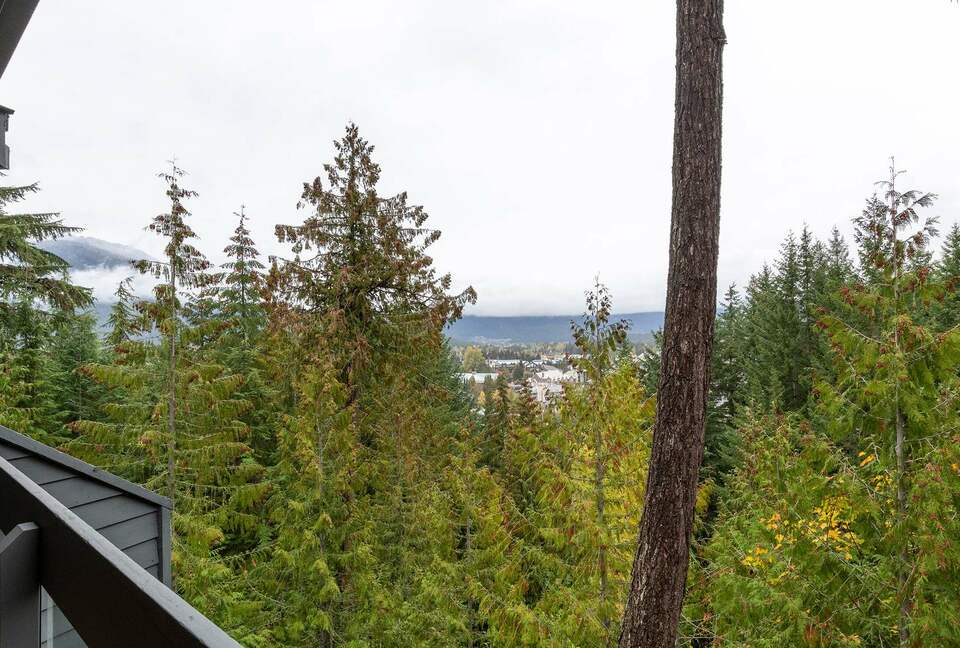 Northern Lights Large Townhome Near Village w/ Hot Tub, Parking, & Views - Whistler, Canada