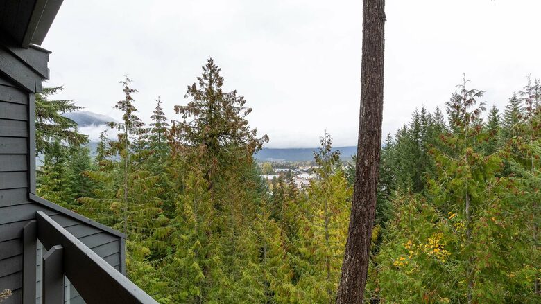 Northern Lights Large Townhome Near Village w/ Hot Tub, Parking, & Views - Whistler, Canada