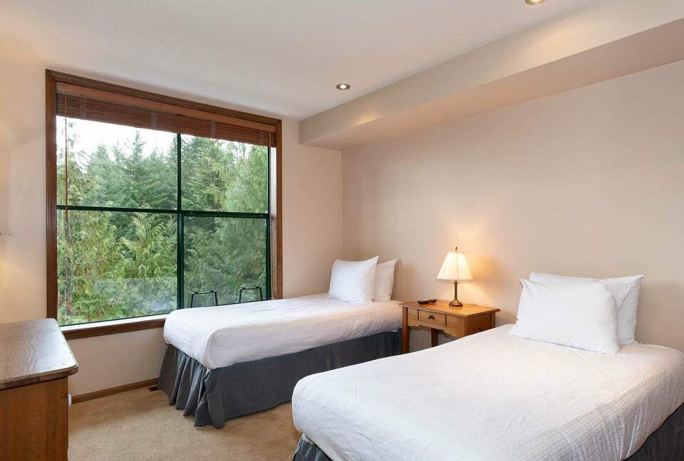 Northern Lights Large Townhome Near Village w/ Hot Tub, Parking, & Views - Whistler, Canada