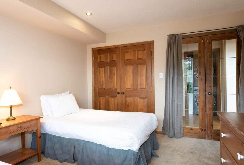 Northern Lights Large Townhome Near Village w/ Hot Tub, Parking, & Views - Whistler, Canada