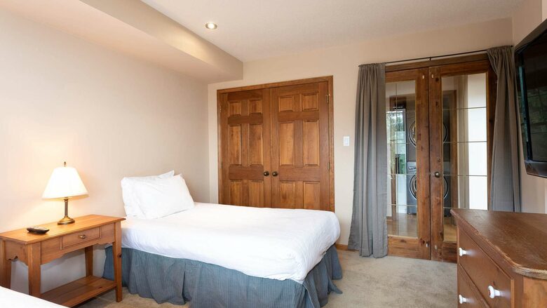 Northern Lights Large Townhome Near Village w/ Hot Tub, Parking, & Views - Whistler, Canada