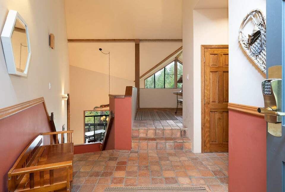 Northern Lights Large Townhome Near Village w/ Hot Tub, Parking, & Views - Whistler, Canada