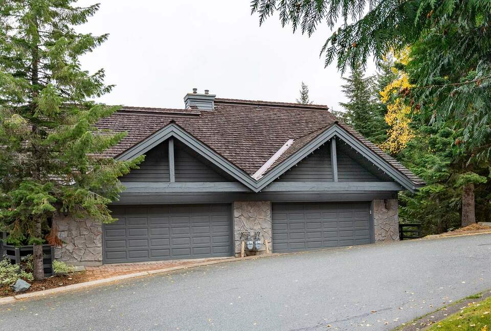 Northern Lights Large Townhome Near Village w/ Hot Tub, Parking, & Views - Whistler, Canada