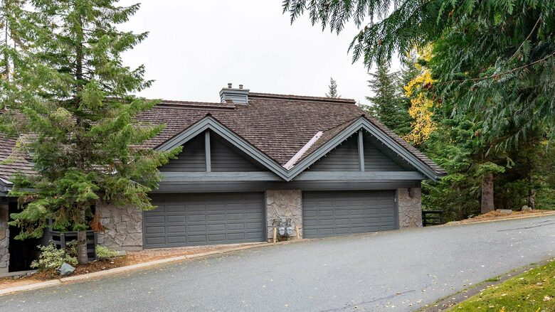 Northern Lights Large Townhome Near Village w/ Hot Tub, Parking, & Views - Whistler, Canada