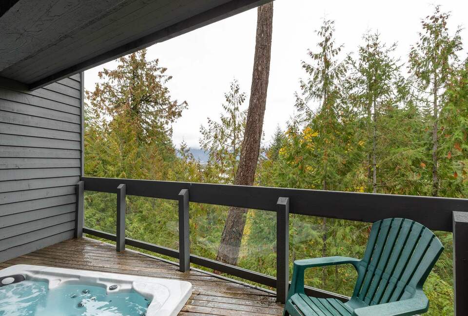 Northern Lights Large Townhome Near Village w/ Hot Tub, Parking, & Views - Whistler, Canada