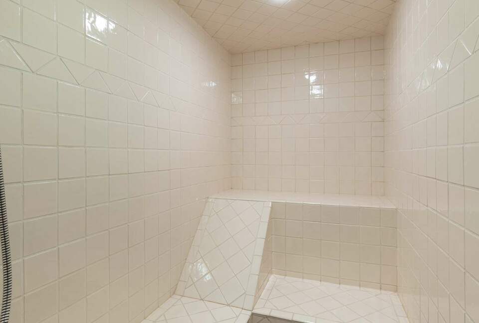 Northern Lights Large Townhome Near Village w/ Hot Tub, Parking, & Views - Whistler, Canada