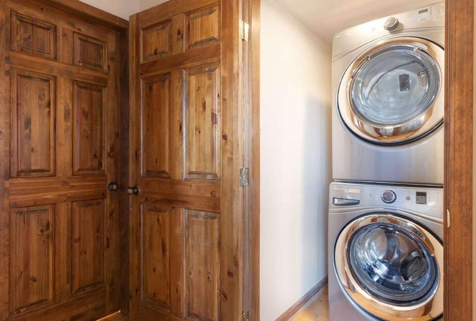 Northern Lights Large Townhome Near Village w/ Hot Tub, Parking, & Views - Whistler, Canada