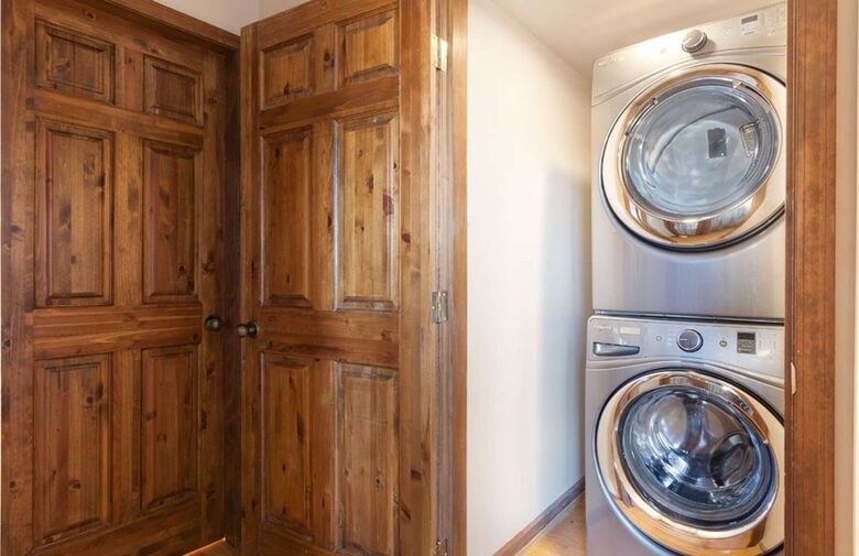 Northern Lights Large Townhome Near Village w/ Hot Tub, Parking, & Views - Whistler, Canada