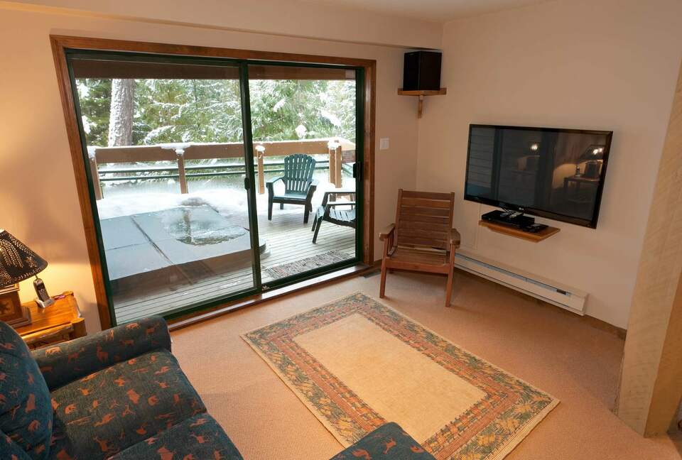 Northern Lights Large Townhome Near Village w/ Hot Tub, Parking, & Views - Whistler, Canada