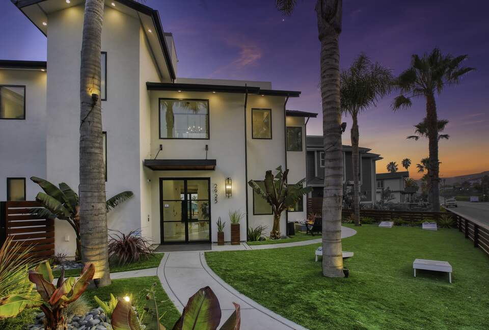 Cobbo's Beach House | With hot tubs, views, and just steps to the beach! - Avila Beach, California