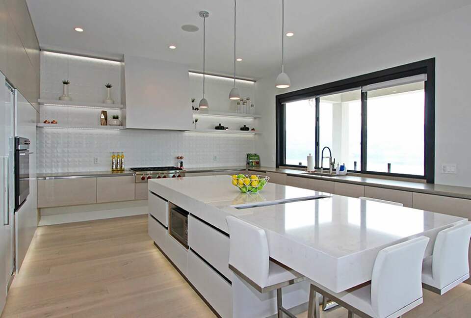 West Kelowna Dream Home with Okanagan Lake Views - West Kelowna, Canada