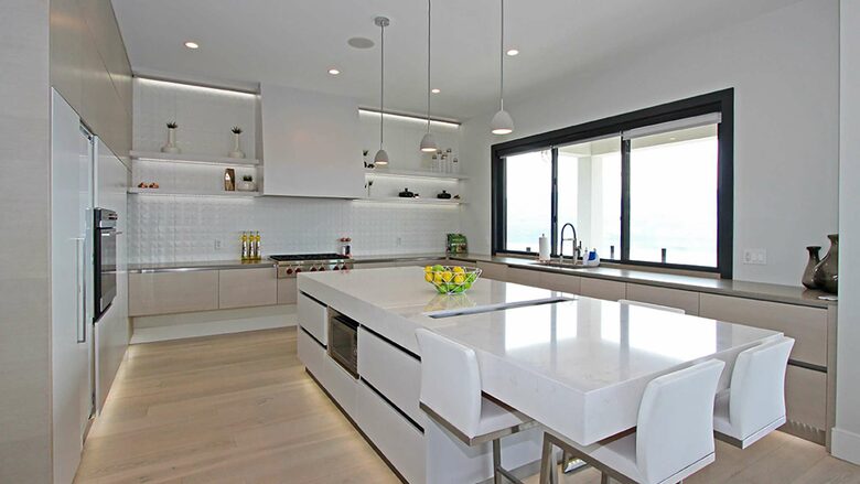 West Kelowna Dream Home with Okanagan Lake Views - West Kelowna, Canada