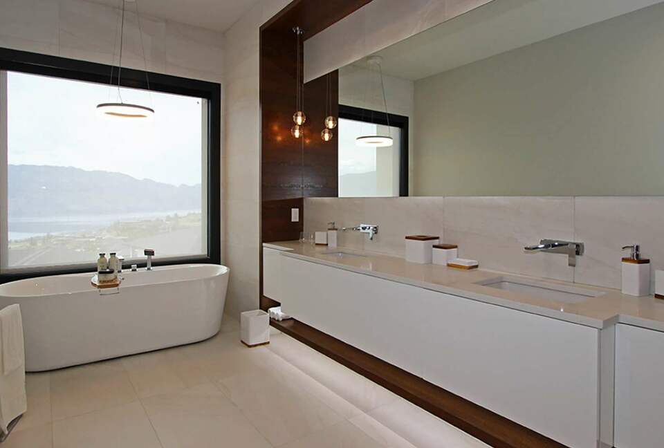 West Kelowna Dream Home with Okanagan Lake Views - West Kelowna, Canada