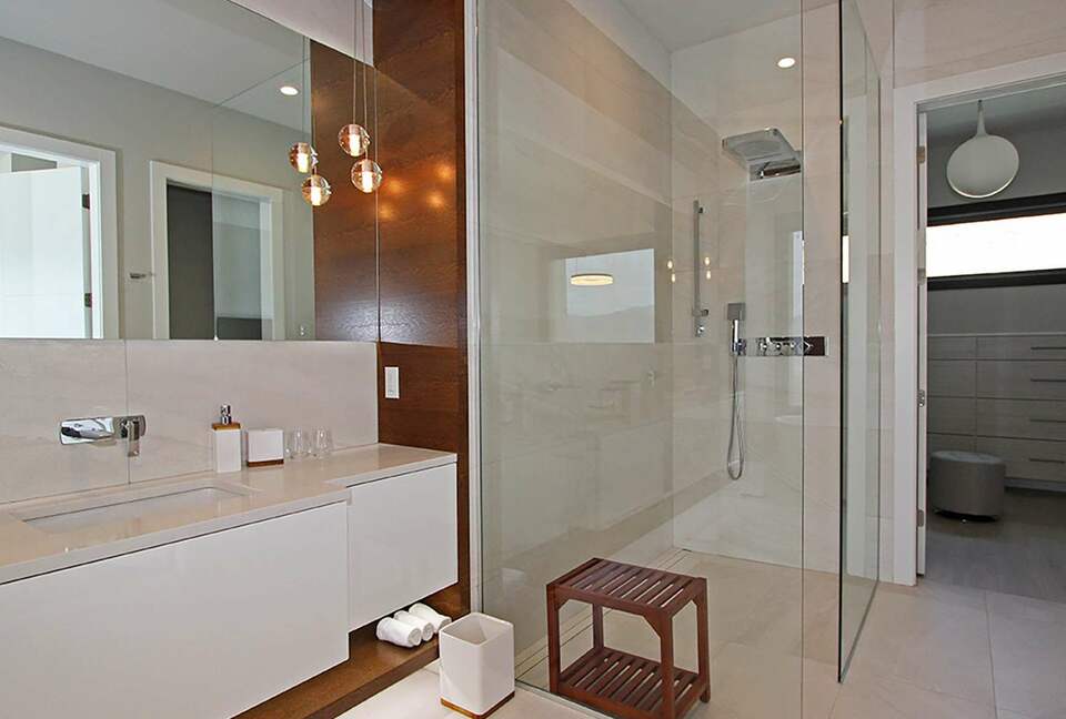 West Kelowna Dream Home with Okanagan Lake Views - West Kelowna, Canada