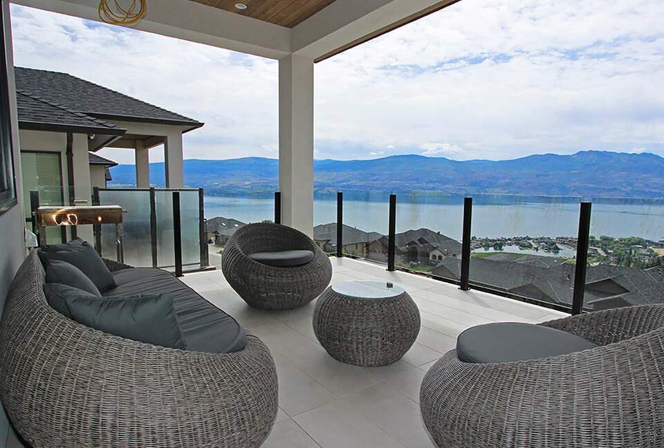 West Kelowna Dream Home with Okanagan Lake Views - West Kelowna, Canada