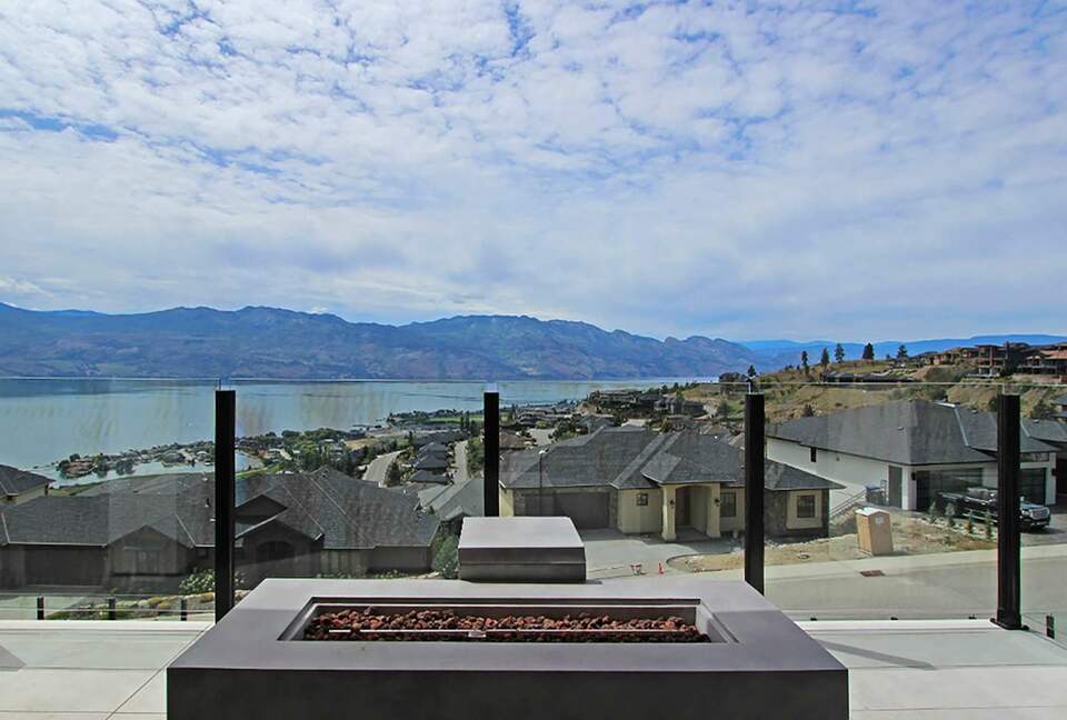 West Kelowna Dream Home with Okanagan Lake Views - West Kelowna, Canada