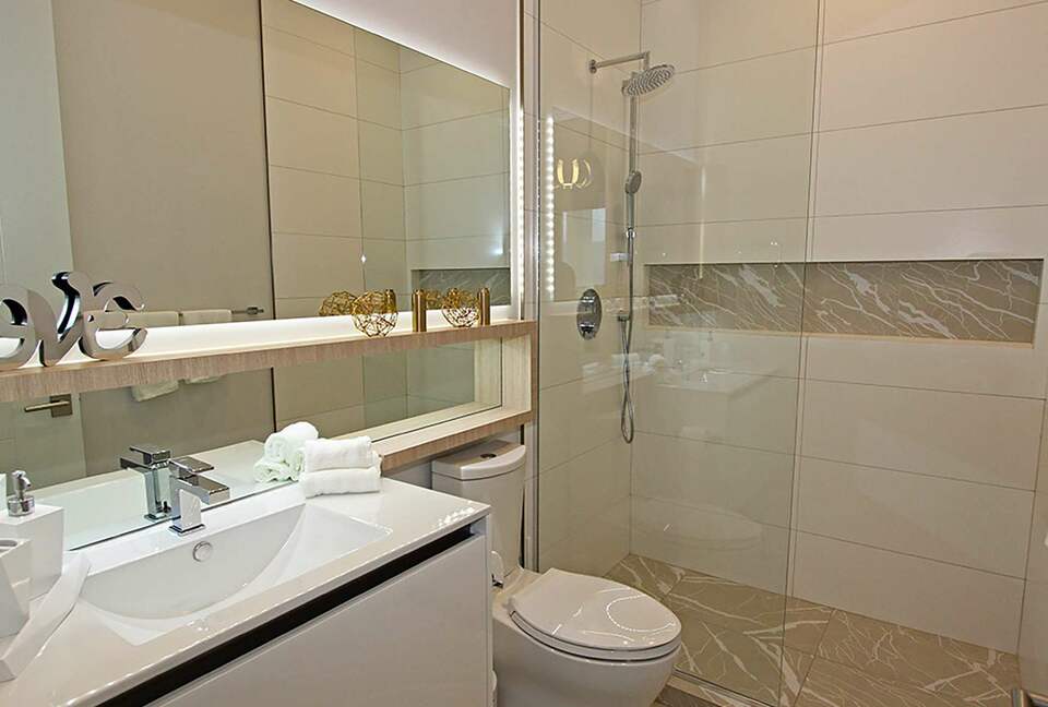 West Kelowna Dream Home with Okanagan Lake Views - West Kelowna, Canada