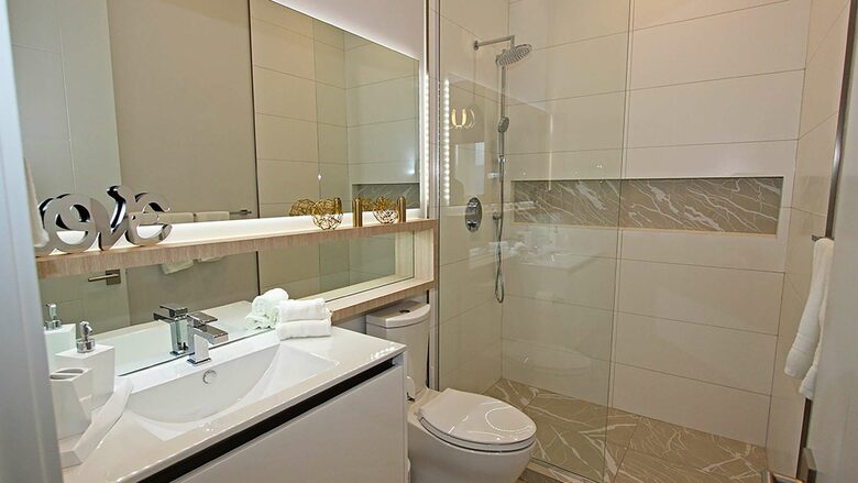 West Kelowna Dream Home with Okanagan Lake Views - West Kelowna, Canada