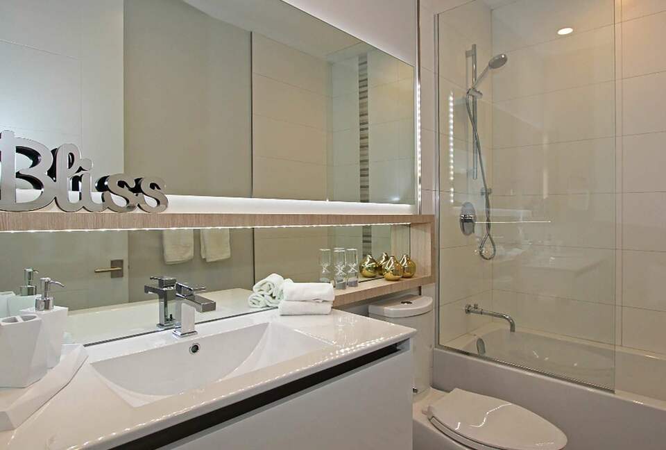 West Kelowna Dream Home with Okanagan Lake Views - West Kelowna, Canada