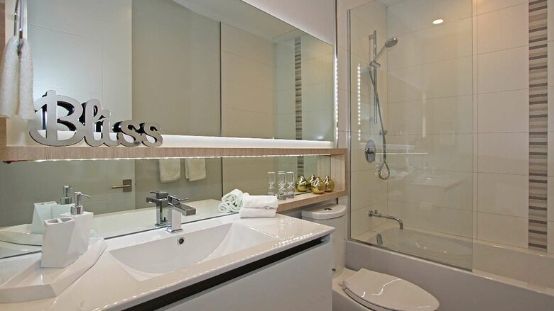 West Kelowna Dream Home with Okanagan Lake Views - West Kelowna, Canada