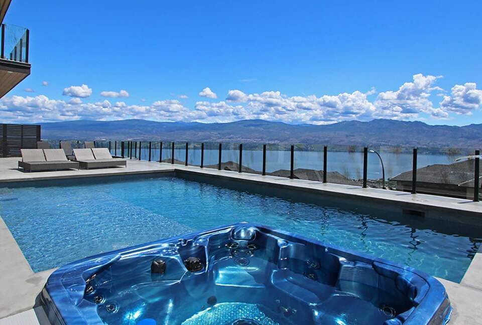 West Kelowna Dream Home with Okanagan Lake Views - West Kelowna, Canada