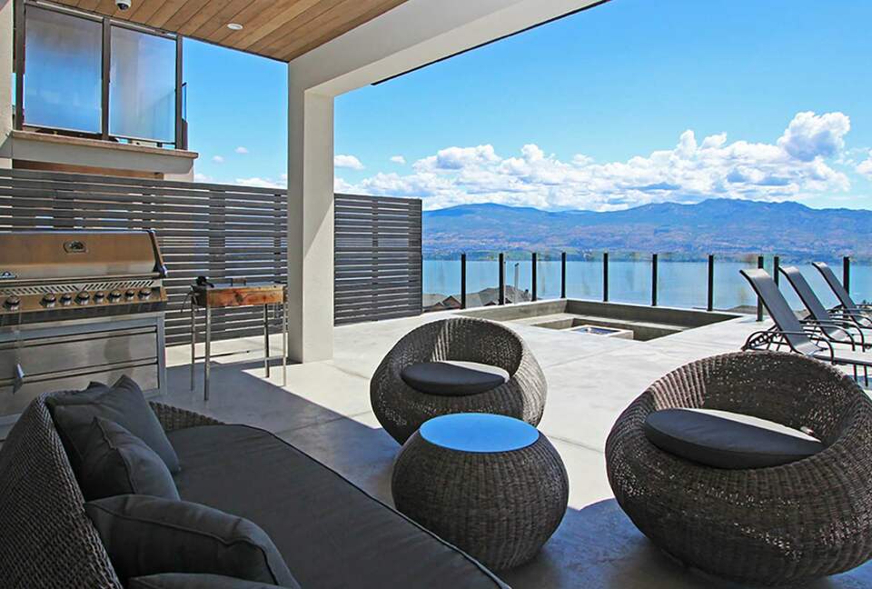 West Kelowna Dream Home with Okanagan Lake Views - West Kelowna, Canada