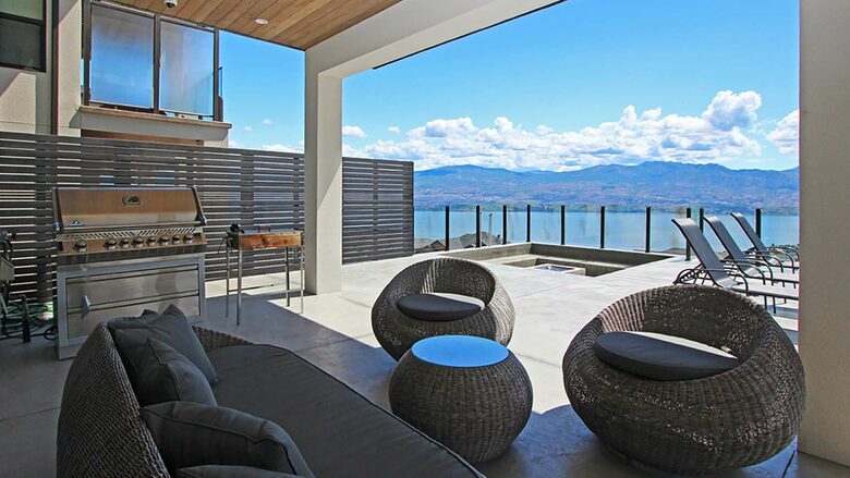 West Kelowna Dream Home with Okanagan Lake Views - West Kelowna, Canada