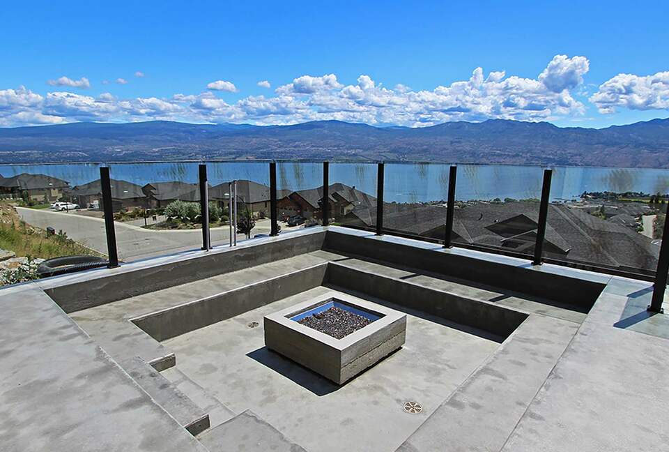 West Kelowna Dream Home with Okanagan Lake Views - West Kelowna, Canada