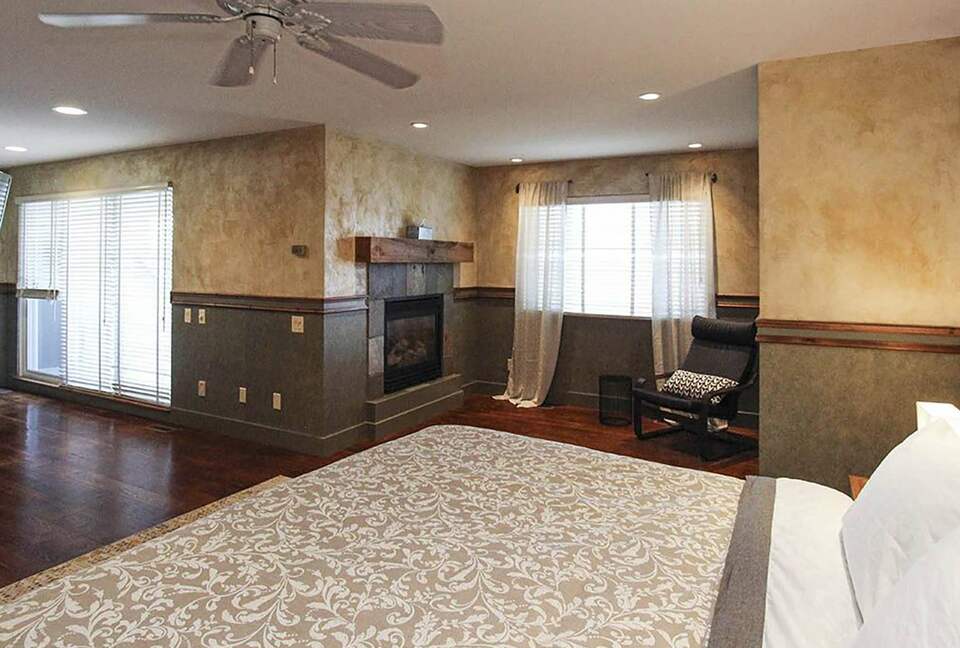 Garden Getaway With Private Pool and Hot Tub - West Kelowna, Canada