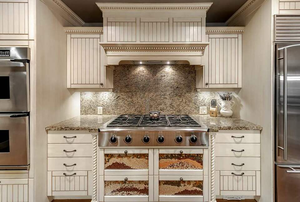 Garden Getaway With Private Pool and Hot Tub - West Kelowna, Canada