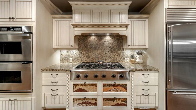 Garden Getaway With Private Pool and Hot Tub - West Kelowna, Canada