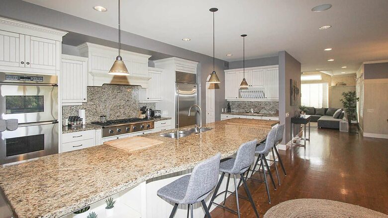 Garden Getaway With Private Pool and Hot Tub - West Kelowna, Canada