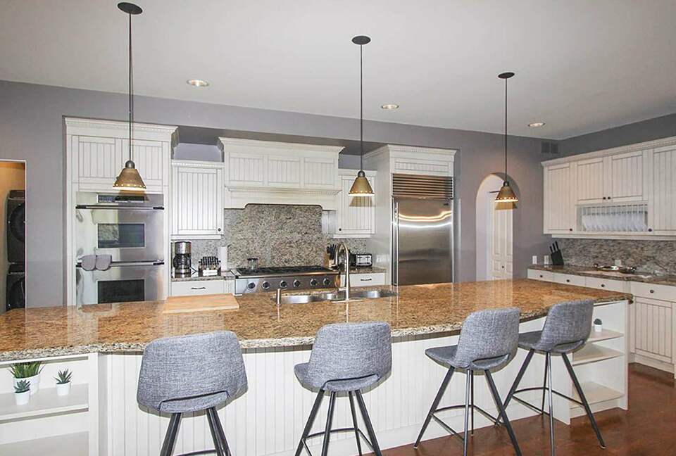 Garden Getaway With Private Pool and Hot Tub - West Kelowna, Canada