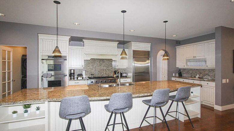 Garden Getaway With Private Pool and Hot Tub - West Kelowna, Canada