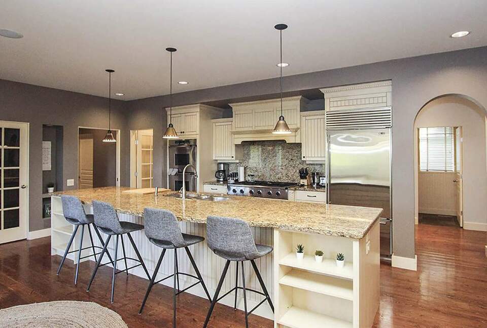 Garden Getaway With Private Pool and Hot Tub - West Kelowna, Canada