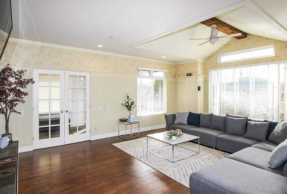 Garden Getaway With Private Pool and Hot Tub - West Kelowna, Canada