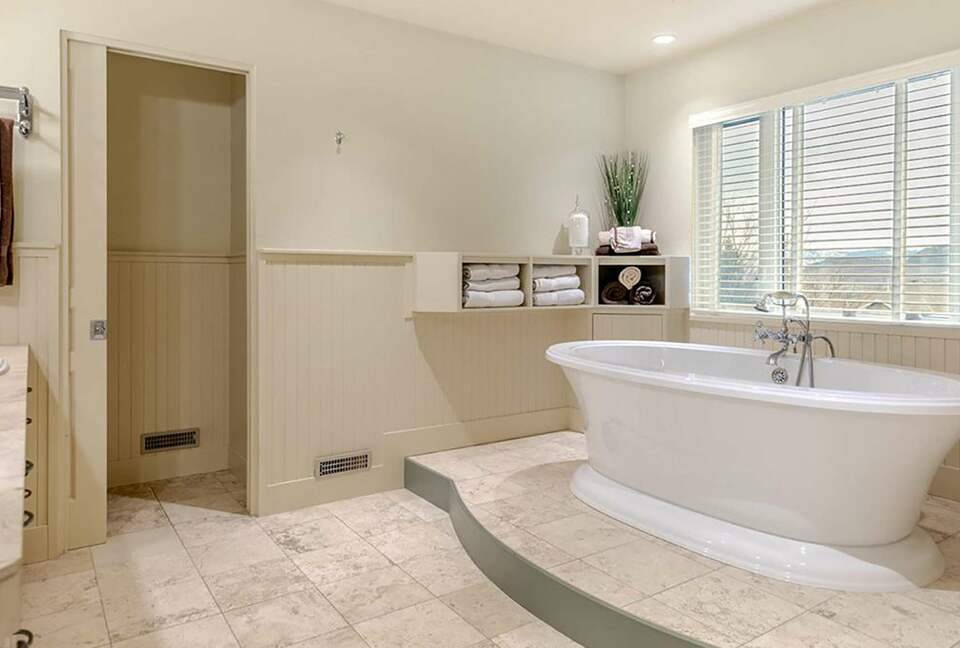 Garden Getaway With Private Pool and Hot Tub - West Kelowna, Canada