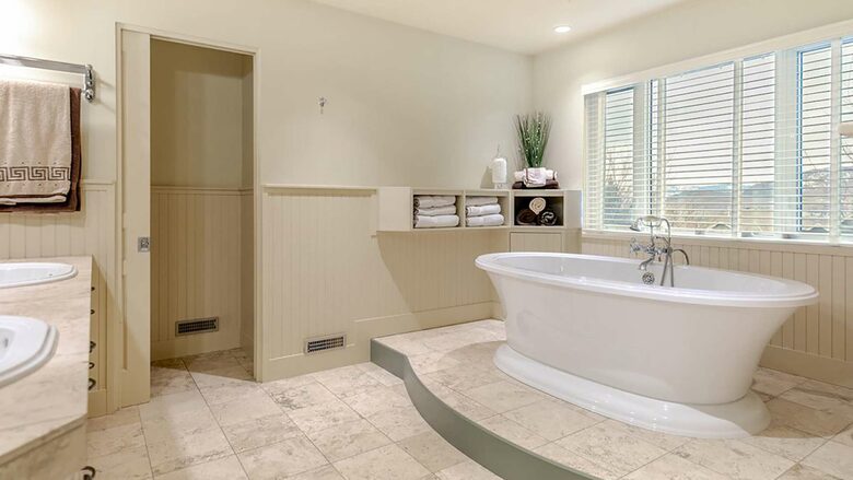 Garden Getaway With Private Pool and Hot Tub - West Kelowna, Canada