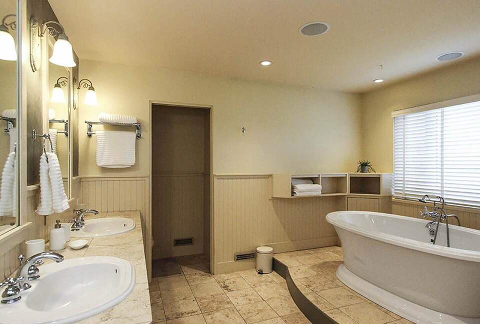 Garden Getaway With Private Pool and Hot Tub - West Kelowna, Canada