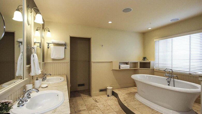 Garden Getaway With Private Pool and Hot Tub - West Kelowna, Canada