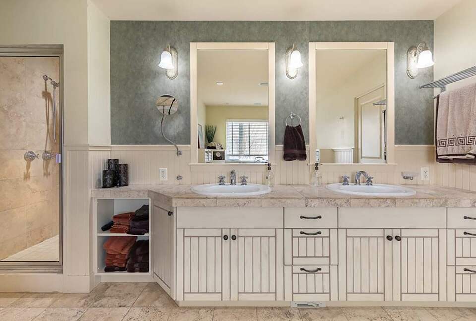 Garden Getaway With Private Pool and Hot Tub - West Kelowna, Canada